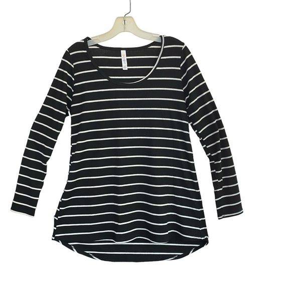LulaRoe LYNNAE Size SMALL Black & White Stripe Long Sleeve Ribbed Hi-Low Hem - Picture 5 of 6